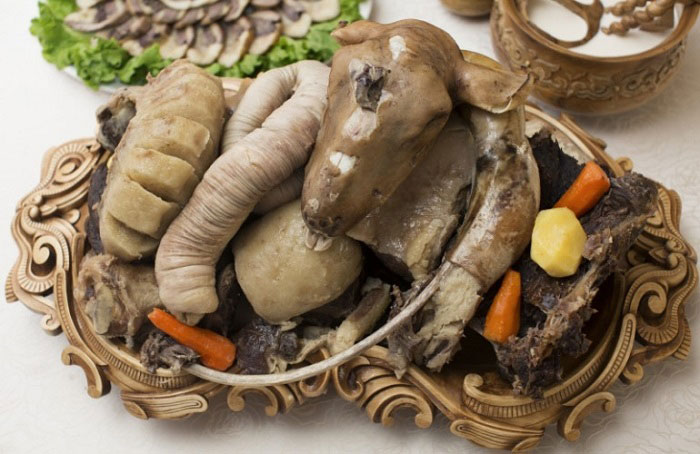 Қойдың басын қалай асқан дұрыс: тісімен немесе тісін қағып 