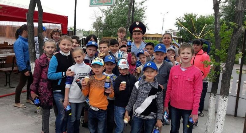 Қарағандылық полицей демалыс ақысына жетім балаларды қыдыртты  