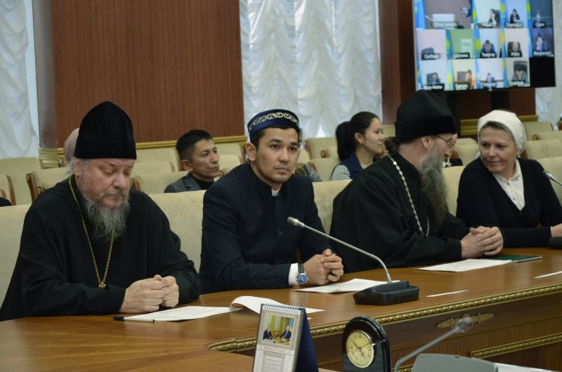 Қарағанды облысының әкімдігі жанындағы діни бірлестіктермен байланыс жөнінде отырыс болып өтті (ФОТО)