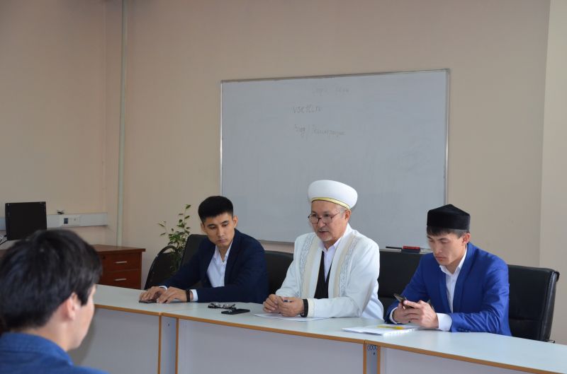 Өкіл имам Нұр-Мүбарак университетінің студенттерімен кездесті (фото)  