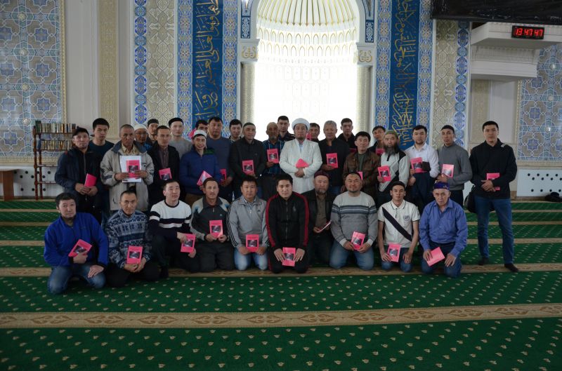 ҚМДБ - ның Қарағанды облысы бойынша «Зекет» қоры жамағатқа «Ислам және Отбасы құндылықтары» атты кітап таратты