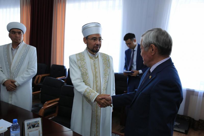 Бас мүфти Ақтөбе облысының әкімі Бердібек Сапарбаевпен кездесті (ФОТО)