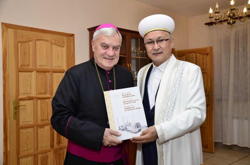 Өкіл имам Қарағанды қаласының епископымен кездесіп, өзінің құттықтауын жеткізді (фото)