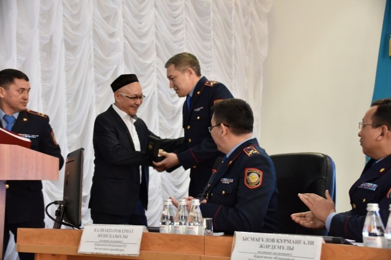 Главного имама Карагандинской области наградили за помощь в освобождении заложника