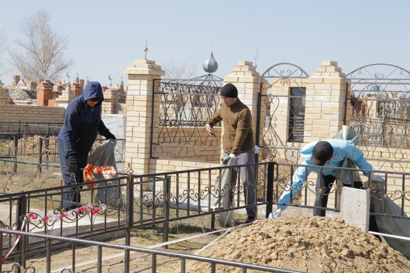ҚАРАҒАНДЫДА ЗИРАТ БАСТАРЫНА ТАЗАЛЫҚ ЖҰМЫСТАРЫ ЖҮРГІЗІЛДІ (ФОТО)