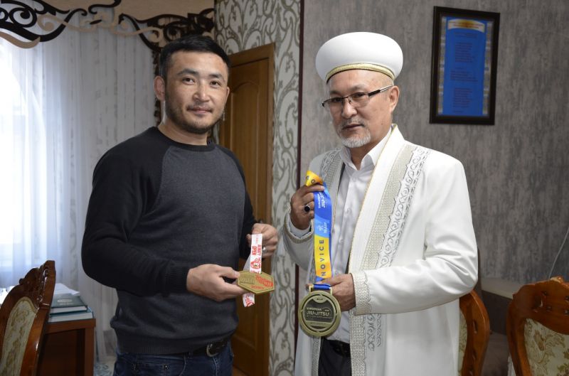 Бас имам халықаралық жеңімпазды құттықтады 	