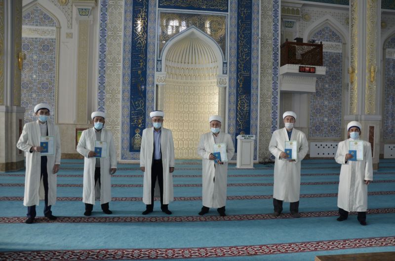 Қарағанды: бас имам дін қызметкерлеріне куәлік табыстады (фото)