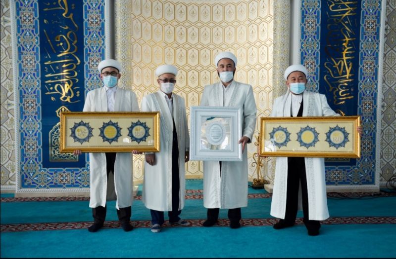 ҚАРАҒАНДЫ ОБЛЫСЫ: БІРНЕШЕ МАМАН БАС МҮФТИДІҢ АЛҒЫС ХАТЫМЕН МАРАПАТТАЛДЫ