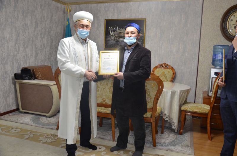 «Олжас Есенұлы» қайырымдылық мекемесінің ұстазы Тохтар Ғабдоллаұлы Бас мүфтидің алғыс хатымен марапатталды (фото)